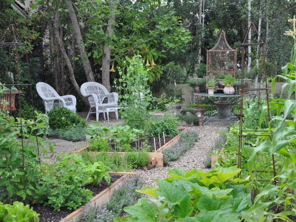 garden design with outdoor furniture and yard decorations