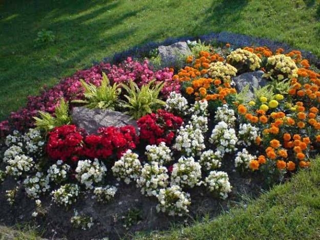33 Beautiful Flower Beds Adding Bright Centerpieces to Yard Landscaping