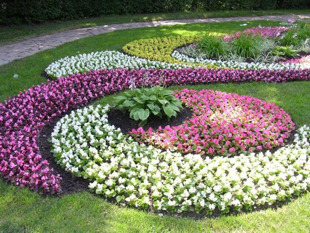 33 Beautiful Flower Beds Adding Bright Centerpieces to ...