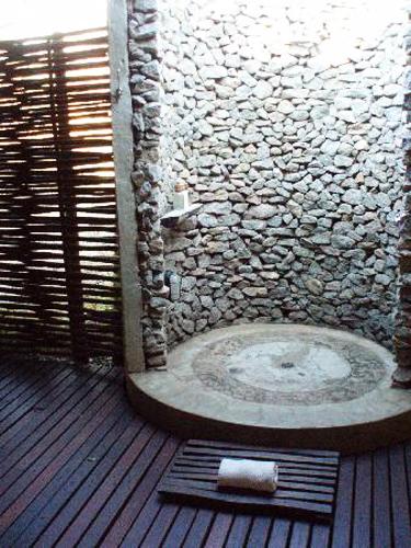 30 Outdoor Shower Design Ideas Showing Beautiful Tiled and Stone Walls