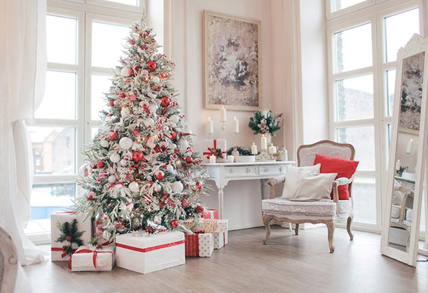 Traditional Christmas Tree Decorating with Trendy Accents