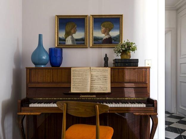 Menghias, Bilik Muzik dengan PianoMenghias, Bilik Muzik dengan Piano  