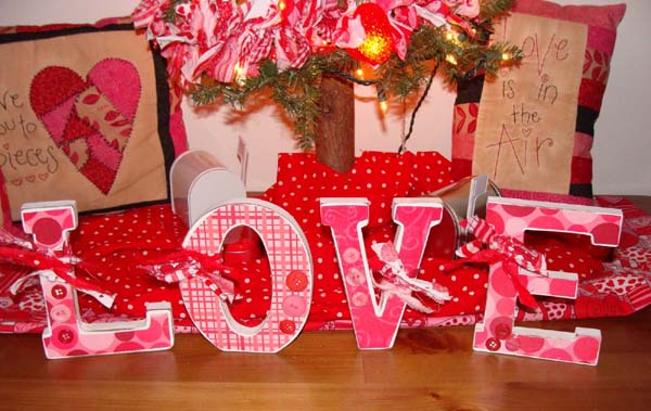 21 Impressive Table Decorating Ideas for Valentines Day