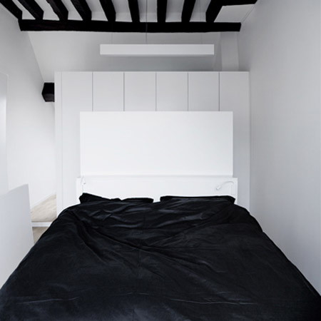 black ceiling beams and bedding