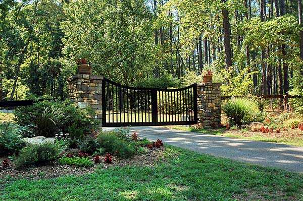 Charming Country Home Driveways, Natural Driveway Landscaping Ideas