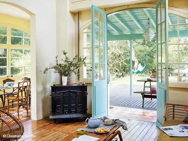 turquoise blue paint color for doors and windows