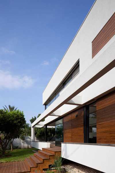 Solid Glass Doors Enriching Modern House Exterior and Interior Design ...