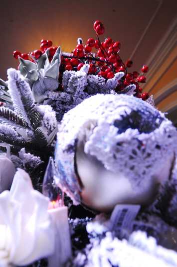 25 Handmade Christmas Decorations Bringing Ancient Crafts into Winter