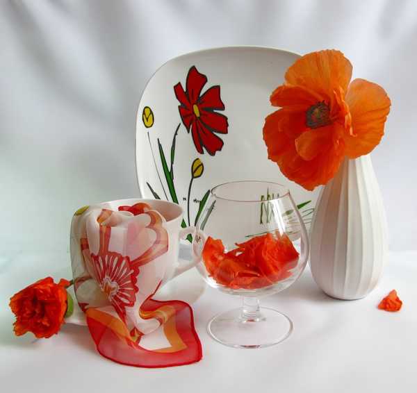 red poppy flower arrangement and tableware with red poppies