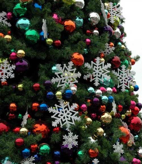 Modern Color Combinations and Ornaments for Christmas Tree Decorating