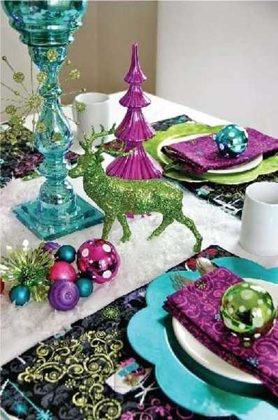 Colorful Christmas Table Decor Ideas, 25 Bright Holiday Table