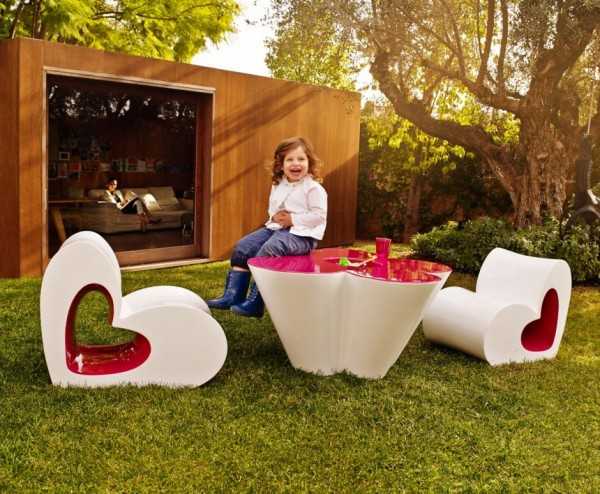 flower shaped table for kids and heart shaped chairs in pink and white colors
