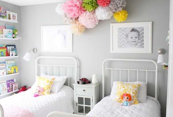 kids room with 2 beds