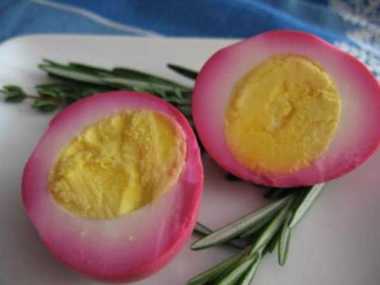 table decoration with eggs for easter