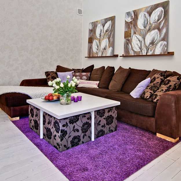living room design with purple floor rug