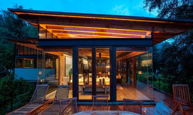 Spectacular Modern House Design Delights with Wood and Glass