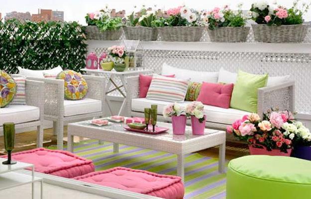 colorful patio ideas, white wicker furniture and colorful accessories