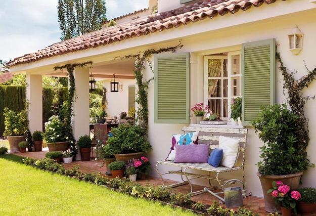 outdoor home decorating with vintage furniture