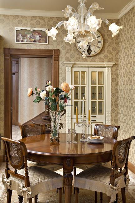 classic and traditional dining room decorating ideas, wooden furniture and beautiful chandeliers