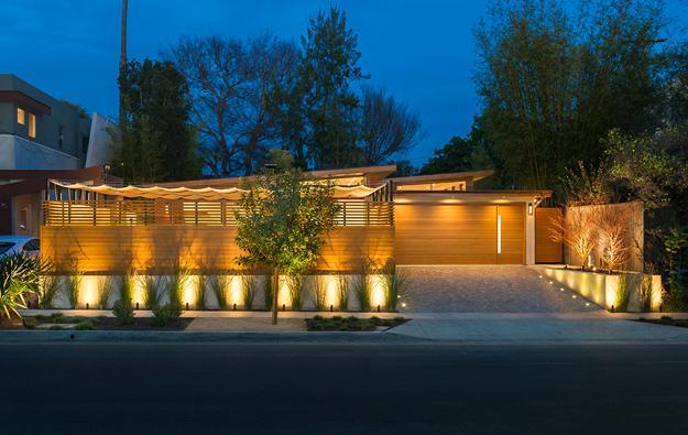 modoern house exterior with outdoor lights