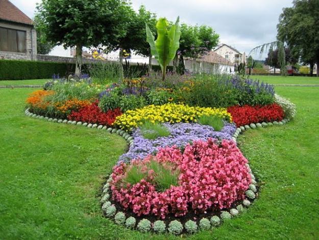 33 Beautiful Flower Beds Adding Bright Centerpieces to Yard Landscaping and Garden Design