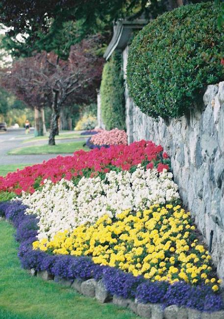 33 Beautiful Flower Beds Adding Bright Centerpieces to ...