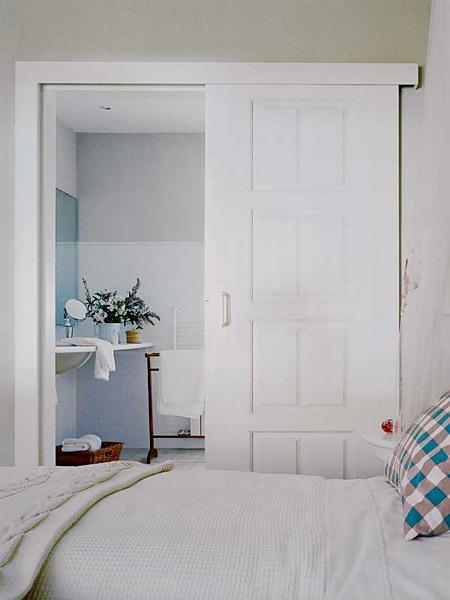 22 Space Saving Sliding Interior Doors for Spacious and Modern Small Rooms