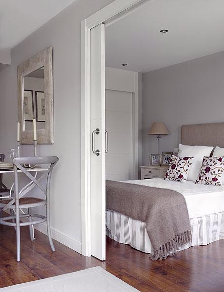 22 Space Saving Sliding Interior Doors for Spacious and Modern Small Rooms