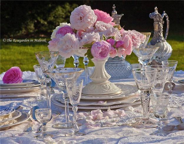 25 Beautiful Flower Arrangements for Simple and Meaningful Table Decoration