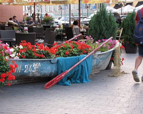 22 Landscaping Ideas to Reuse and Recycle Old Boats for 
