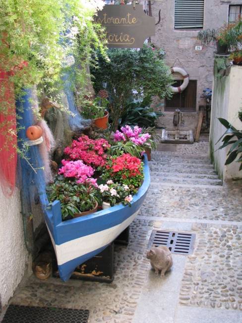 yard decorations, boats with flowers