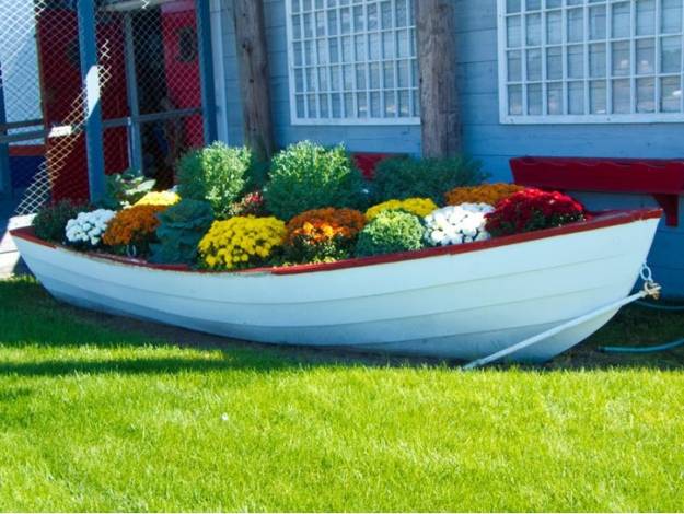 22 Landscaping Ideas to Reuse and Recycle Old Boats for 