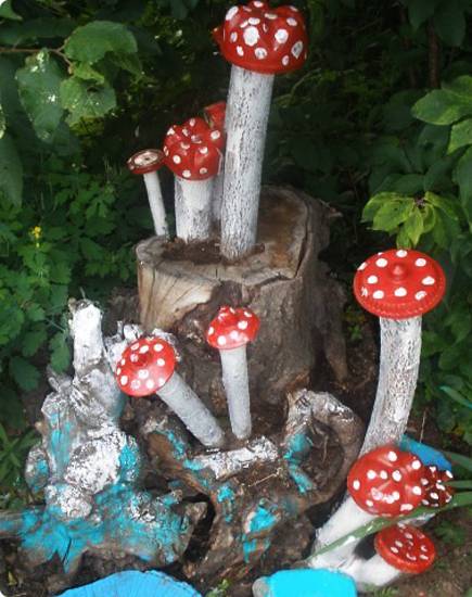 25 Ideas to Recycle Tree Stumps for Garden Art and Yard 