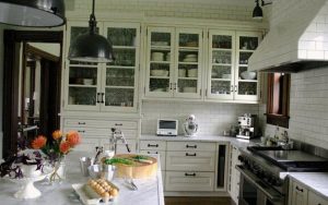 White Kitchen Cabinets and Modern Wallpaper, Ideas for Decorating with ...