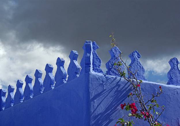 Moroccan architecture and blue painting ideas