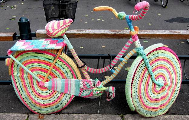 Graffiti Knitting Surprising with Colorful Recycled Crafts and Original
