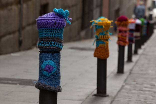 knitting and crochet craft ideas, the art of decor in yarn bombing style