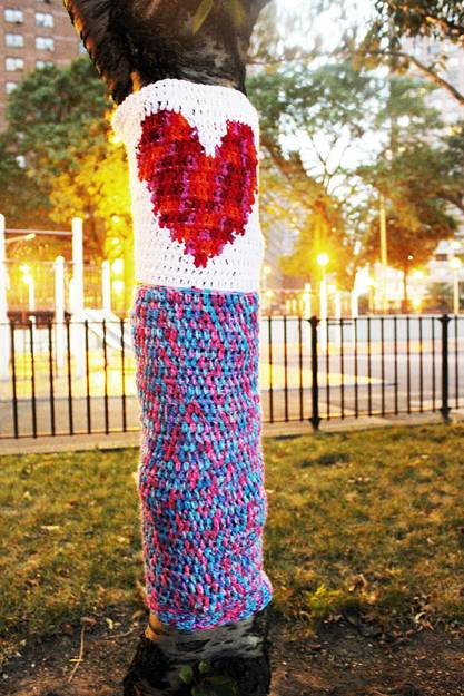 Graffiti Knitting Surprising with Colorful Recycled Crafts
