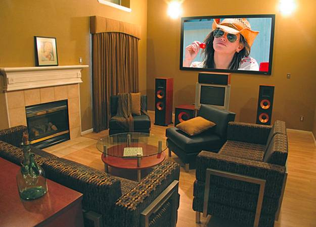 30 Multifunctional and Modern Living Room Designs with TV and Fireplace