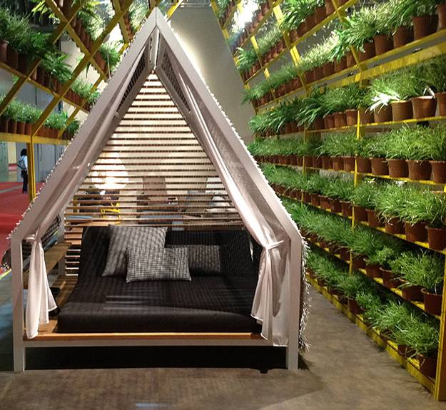 25 DIY Outdoor Bed Ideas Summer Decorating with Spa Beds
