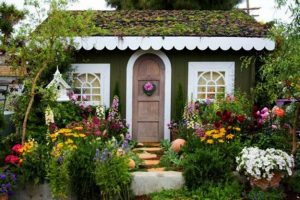 20 Inspiring House Exteriors and Ideas for Summer Decorating with Flowers