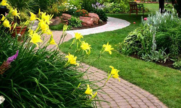 25 Yard Landscaping Ideas, Curvy Garden Path Designs to Feng Shui Homes on Feng Shui Landscaping Front Yard
 id=86837