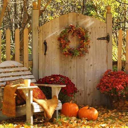 22 Beautiful Yard Decorations Created with Colorful Fall Flowers