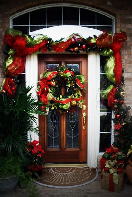 22 Bright Door Decoration Ideas Using Christmas Lights
