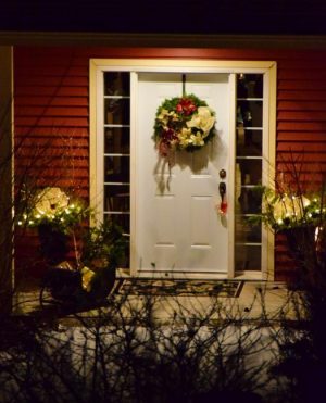 22 Bright Door Decoration Ideas Using Christmas Lights