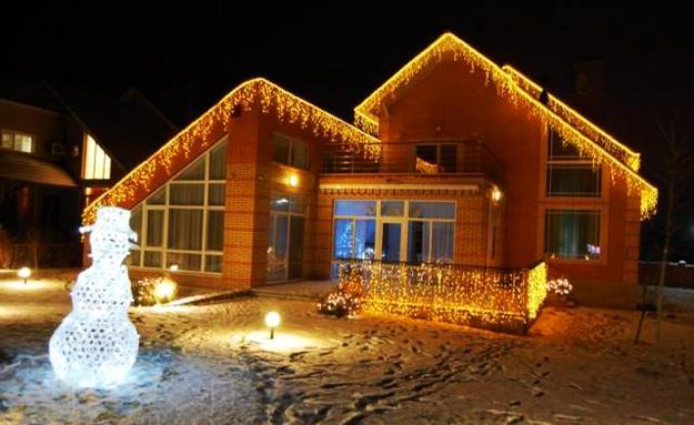 33 Dazzling Ideas for Winter Decorating with Christmas Lights