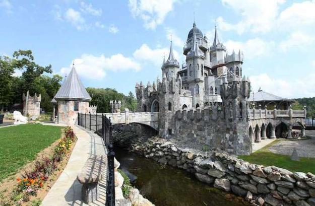 dream homes, castle like house exterior