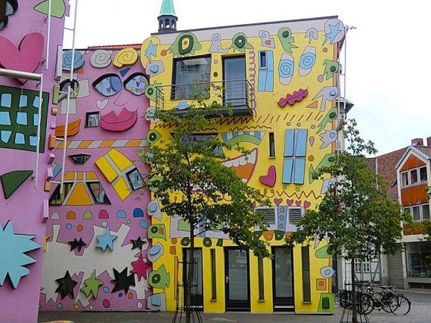 Happy Rizzi House  Design with Colorful Wall Decorations in 