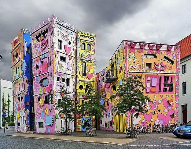 Happy Rizzi House  Design with Colorful Wall Decorations in 