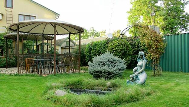 15 Ideas to Personalize Outdoor Living Spaces with Unique Yard Decorations